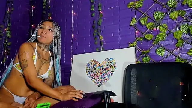 WhipAndDesireRs' Live XXX Chat