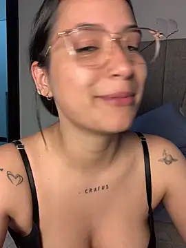 Val12777 Adlı Modelin Canlı XXX Sohbeti