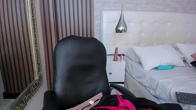 Živý XXX chat EmeelyMuller