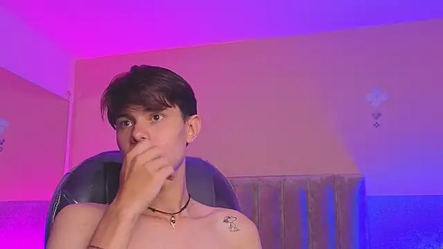 Онлайн чат XXX Derek_Sinn