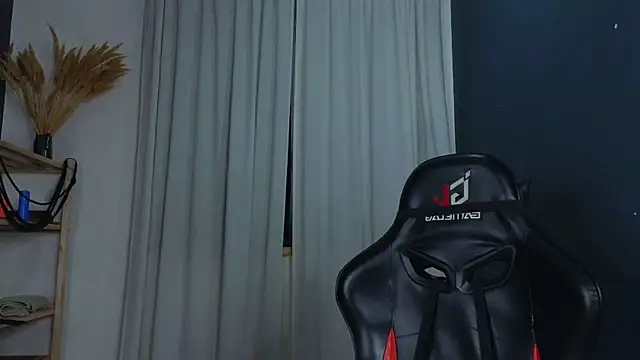 laracroftmansion's Live XXX Chat