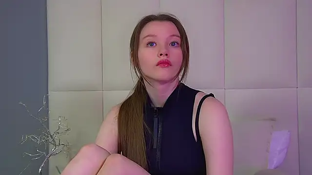 KeiraAsti Show in webcam