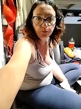 Milfa_nimfomana 现场XXX聊天