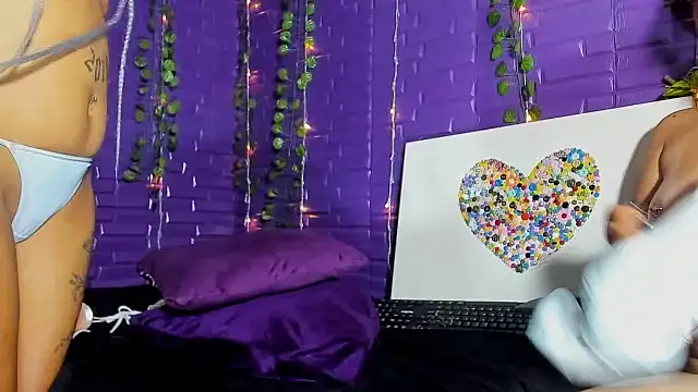 WhipAndDesireRs' Live XXX Chat