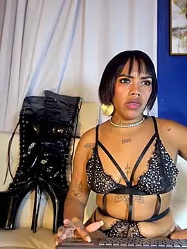 NovaFoxx Adlı Modelin Canlı XXX Sohbeti