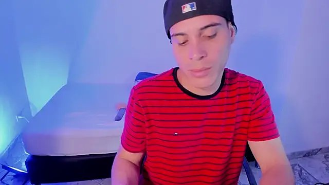 Axel__fierro: διαδικτυακό σόου στην κάμερα