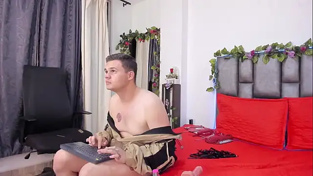 MAGUIRRE_2011: διαδικτυακό σόου στην κάμερα