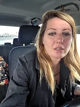 SheIsSomething – Kamerová šou