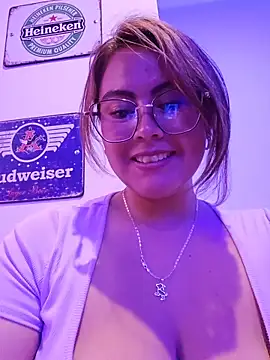 Mari-98: διαδικτυακό σόου στην κάμερα