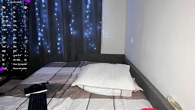 Show modela HoneyBunnyy_ na web-kameri