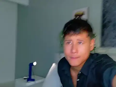 Raiden_boyy: διαδικτυακό σόου στην κάμερα