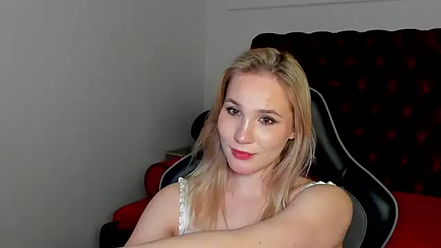 ElaraVoltage's Live XXX Chat