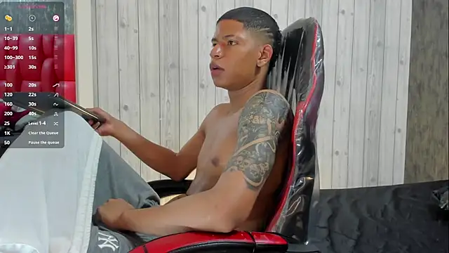 _erick_j: διαδικτυακό σόου στην κάμερα