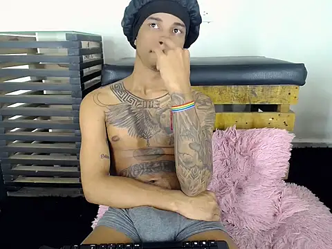 Tatoo_Noah's Live XXX Chat