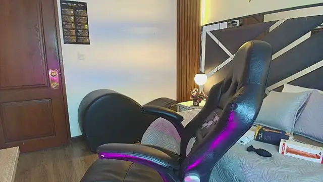 Kittie_Vixen Show in webcam