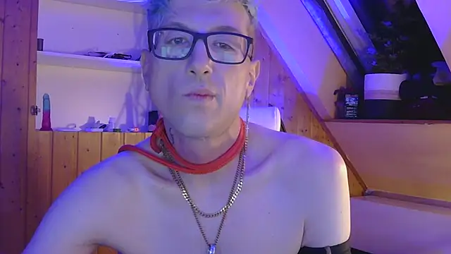 Show modela AskAveryAnything na web-kameri