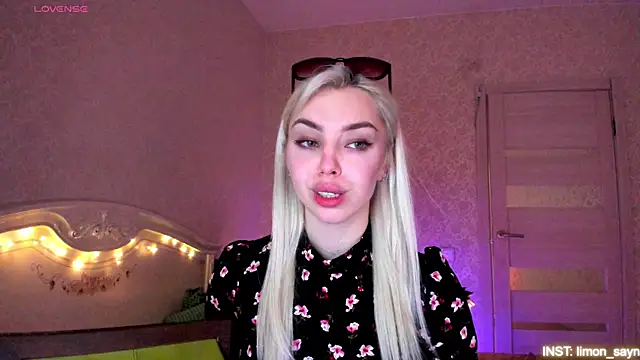 LillyMoure_ 现场XXX聊天