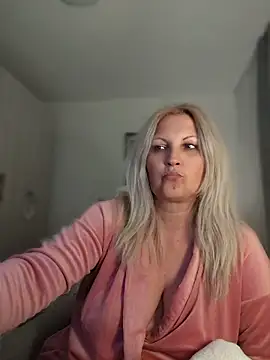 Divineblond 现场XXX聊天