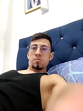 stivevv: διαδικτυακό σόου στην κάμερα