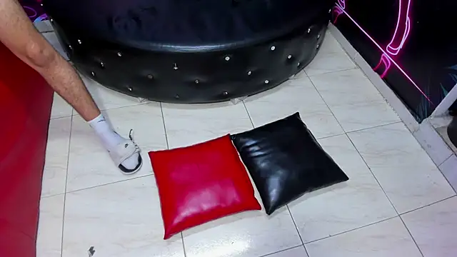 hot-threesome's Live XXX Chat