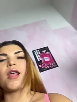 melyssaa23: διαδικτυακό σόου στην κάμερα