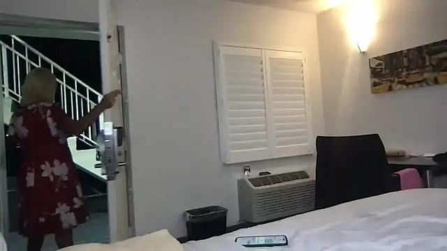 TiffaneyLove Show in webcam