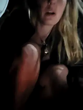 SheIsSomething: διαδικτυακό σόου στην κάμερα