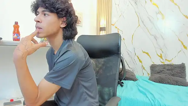 Zayn_Fox32's Webcam Show