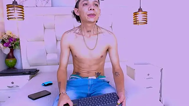 Pertunjukan Kamera Web Daniel_Guty