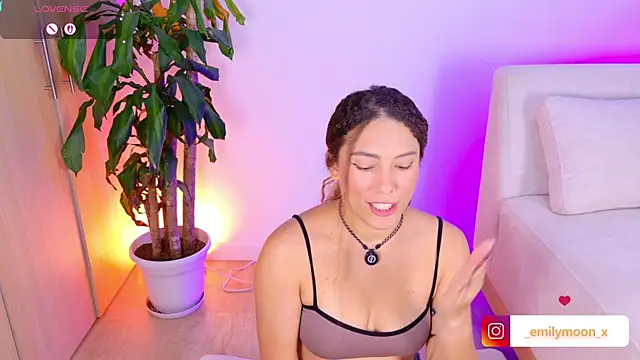 onlyemily_ Adlı Modelin Canlı XXX Sohbeti