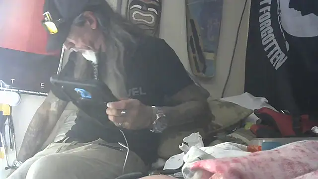 crassanova: διαδικτυακό σόου στην κάμερα