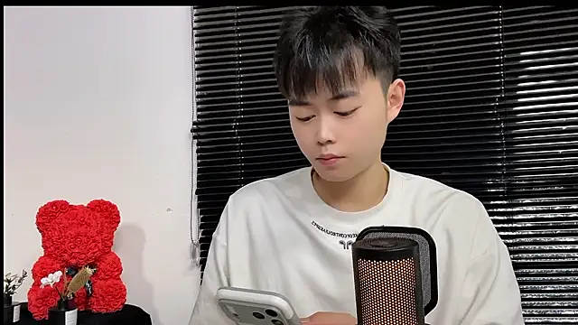 GUCCI-BOY1314 webkamerás műsora