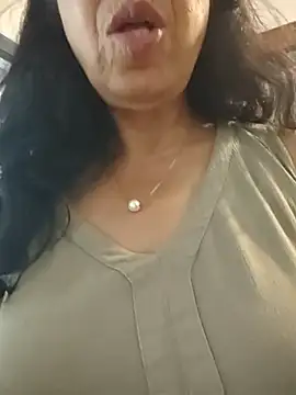 NakedMILFx Chat XXX in diretta