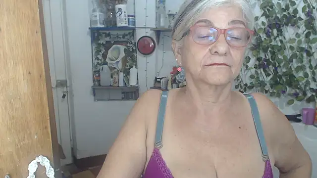 FunnyGrandma: вебкам-шоу