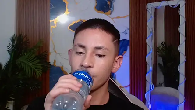 Andres_Tay Show in webcam