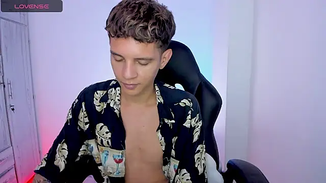 tylernova: онлайн-секс-чат