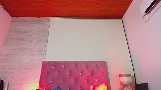 Sary_LittleSmiles Live XXX-chat