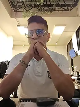 Juann-cock: διαδικτυακό σόου στην κάμερα