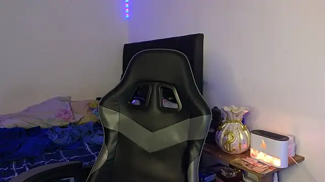 Show modela Ades_Lowe na web-kameri