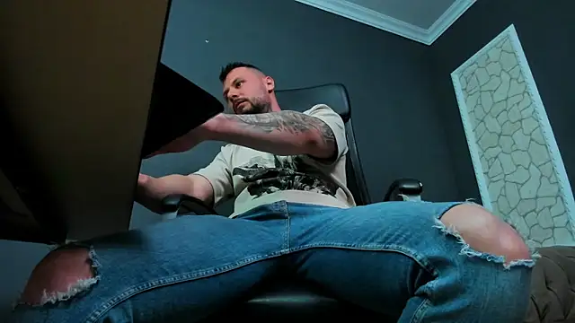 Show modela BrianHunts na web-kameri