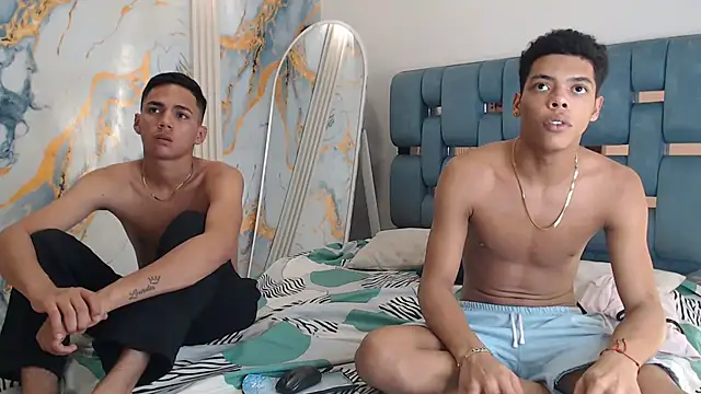 PRETTY_FEM's Webcam Show