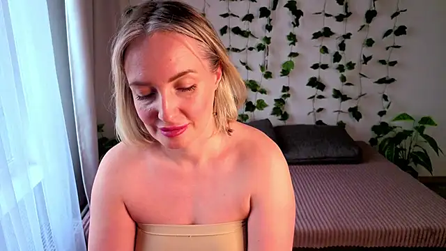 MonikFoxi Live XXX Chat