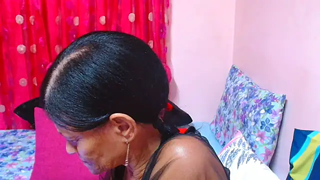 SLUTTYROXYn Live XXX chat