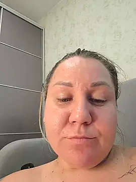 AnnaCurvy's Webcam Show