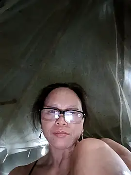 Tina6886: διαδικτυακό σόου στην κάμερα