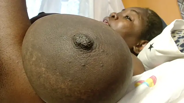 titi_fiesta's Live XXX Chat