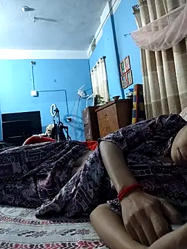 124pakhi: διαδικτυακό σόου στην κάμερα