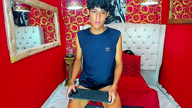 Show de straightyoungpein na webcam