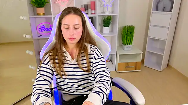 NadinnL Adlı Modelin Canlı XXX Sohbeti