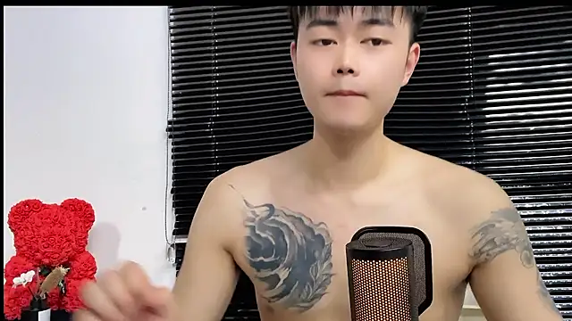 GUCCI-BOY1314: διαδικτυακό σόου στην κάμερα